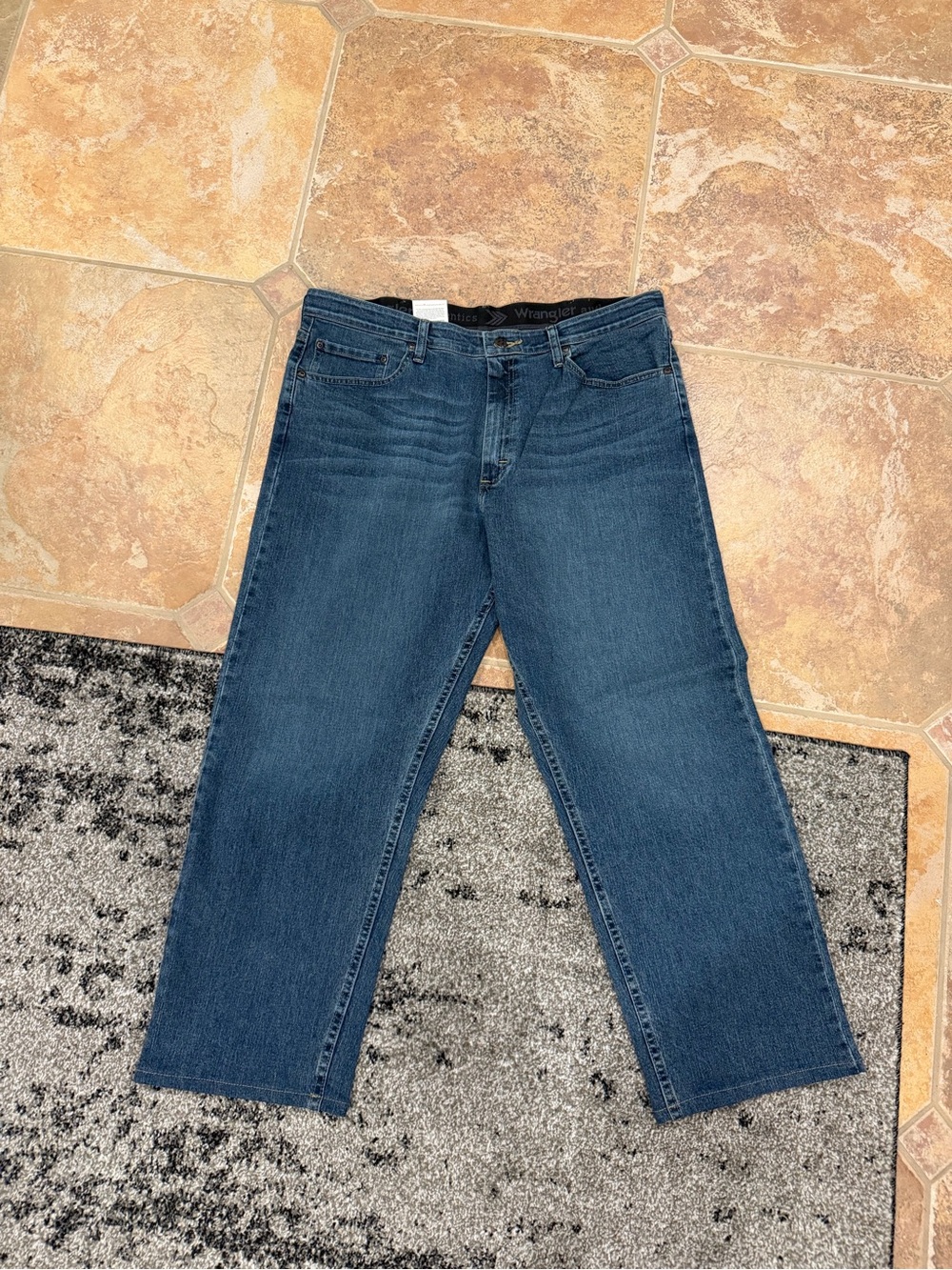 Wrangler Men’s Relaxed Fit Jeans in Dark Blue Wash